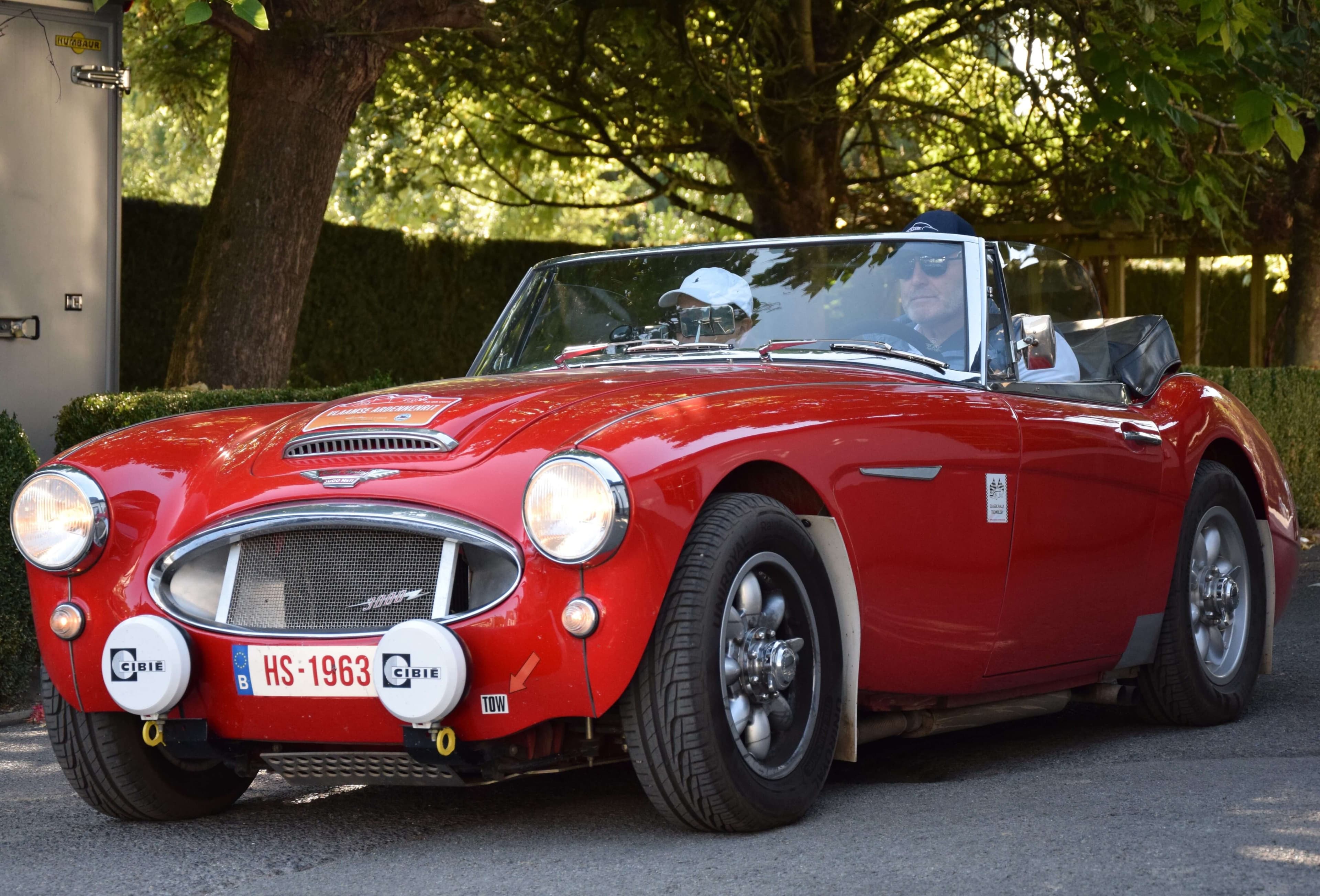 Rode klassieke rallycabrio met raceverlichting op de weg