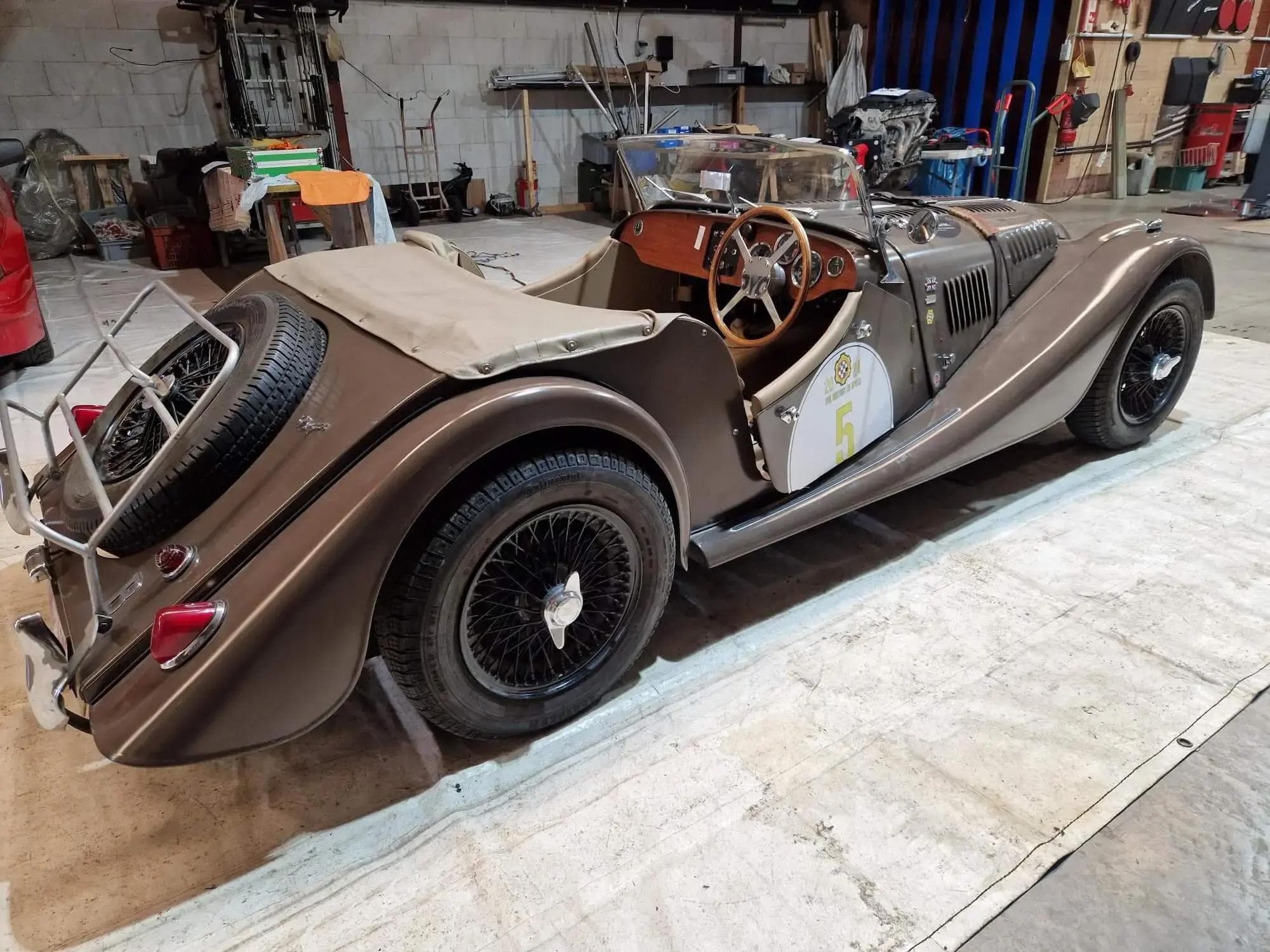 Bruine klassieke Morgan roadster in de werkplaats